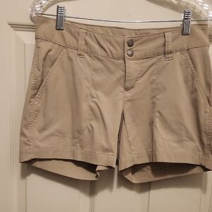 Columbia Tan Cargo Shorts with Classic Design Approx 5 In Inseam